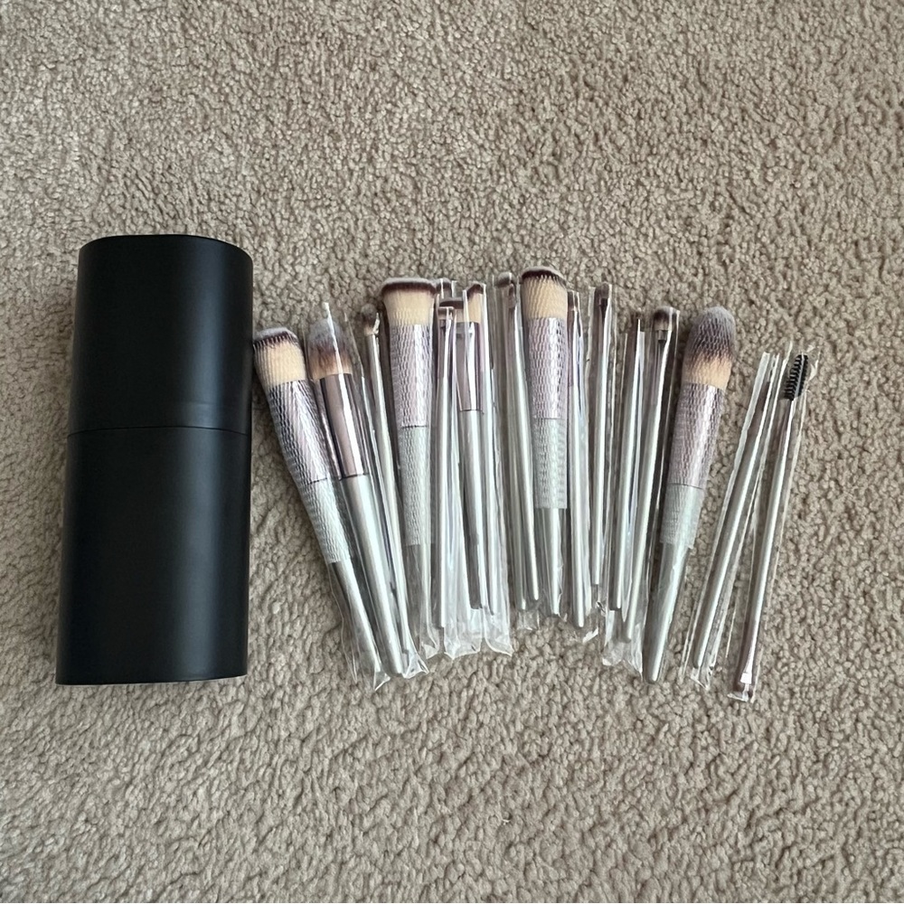 18pc Makeup Brush set & storage case